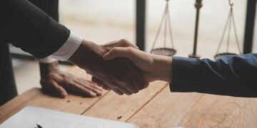 Confidențialitatea avocat–client începe din momentul consultării, decide Curtea de Casație a Franței
