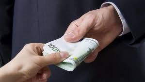 Posturi promise la stat, influență invocată și bani predați în plic: cum a funcționat schema care a ajuns în fața judecătorilor