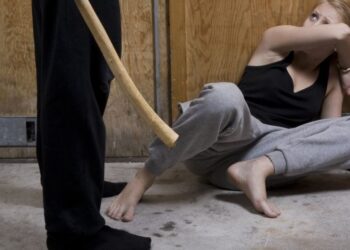 Bătută zile întregi și lăsată să moară în casă: un bărbat de 70 de ani, condamnat la 20 de ani de închisoare după ce și-a ucis concubina