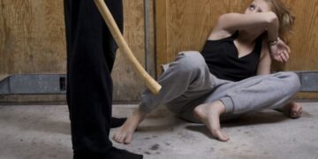 Bătută zile întregi și lăsată să moară în casă: un bărbat de 70 de ani, condamnat la 20 de ani de închisoare după ce și-a ucis concubina