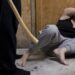 Bătută zile întregi și lăsată să moară în casă: un bărbat de 70 de ani, condamnat la 20 de ani de închisoare după ce și-a ucis concubina