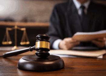 Acordarea despăgubirilor pentru concediere nelegală atunci când salariatul a continuat să lucreze după comunicarea deciziei de concediere I Practică neunitară