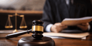 Acordarea despăgubirilor pentru concediere nelegală atunci când salariatul a continuat să lucreze după comunicarea deciziei de concediere I Practică neunitară