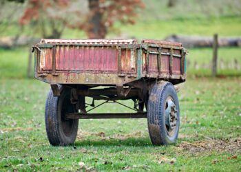 Fără numere și încătușat pe loc. Pensionar din Beiuș prins cu mașină „fantomă” și remorcă improvizată