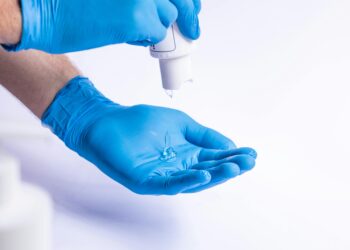 Percheziții în toată țara într-un dosar de evaziune: produse medicale vândute de 10 ori mai scump și prejudiciu de milioane
