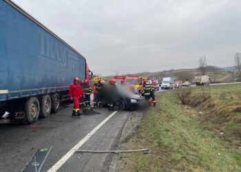 Accident cumplit în Cluj: cinci persoane implicate după un impact devastator între un autoturism și un autocamion
