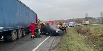 Accident cumplit în Cluj: cinci persoane implicate după un impact devastator între un autoturism și un autocamion