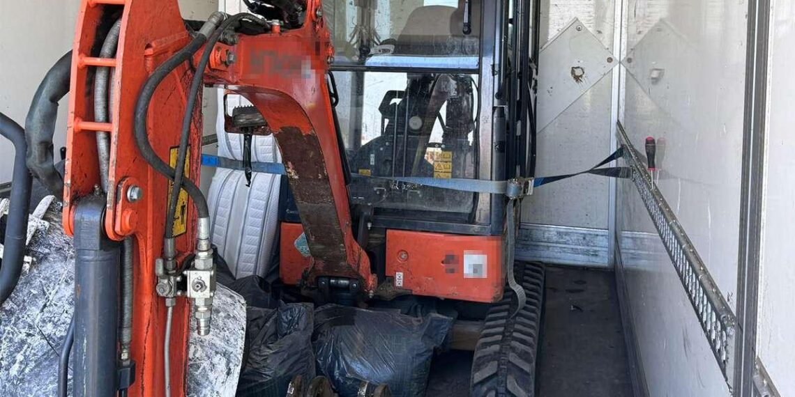 Controale la frontiera din Bihor, de Paște: excavator căutat de autorități și 16 migranți depistați