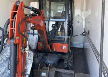 Controale la frontiera din Bihor, de Paște: excavator căutat de autorități și 16 migranți depistați