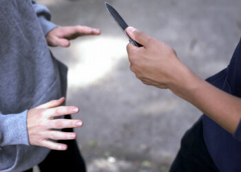Și-a bătut tatăl, l-a strangulat și i-a pus cuțitul la gât: arest menținut de Curtea de Apel