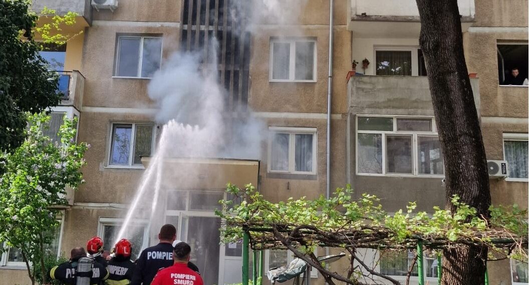 Incendiu într-un bloc din Oradea! Locatari evacuați după degajări mari de fum