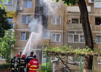 Incendiu într-un bloc din Oradea! Locatari evacuați după degajări mari de fum
