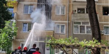 Incendiu într-un bloc din Oradea! Locatari evacuați după degajări mari de fum