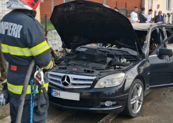 Mașină cuprinsă de flăcări în mers, la Aleșd! Intervenție rapidă a pompierilor