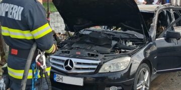 Mașină cuprinsă de flăcări în mers, la Aleșd! Intervenție rapidă a pompierilor