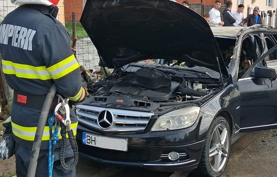 Mașină cuprinsă de flăcări în mers, la Aleșd! Intervenție rapidă a pompierilor