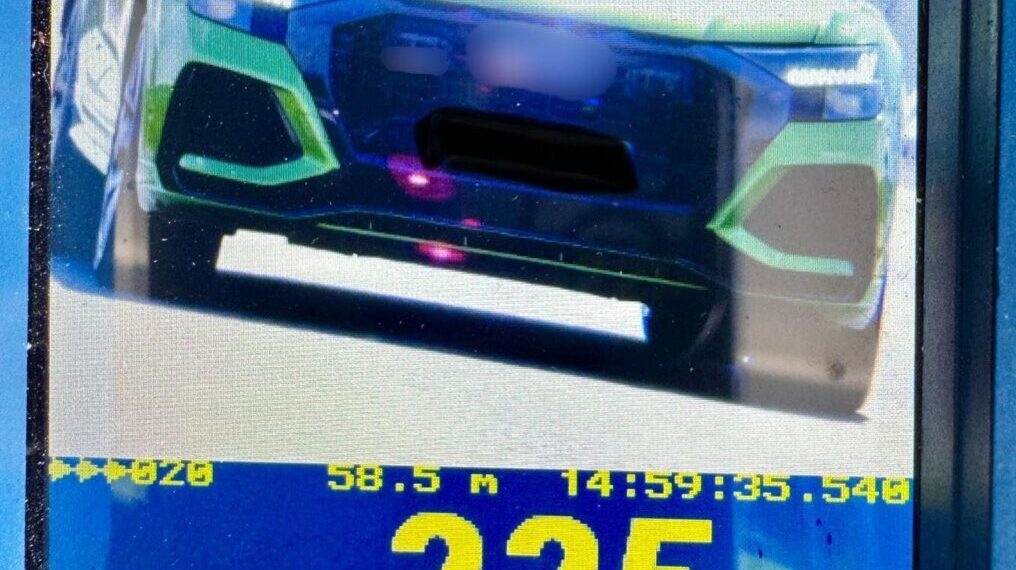 225 km/h pe drumurile din Bihor. Tânăr prins „zburând” cu viteză extremă în afara Oradei