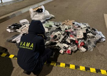 VIDEO. Captură majoră în vamă. Haine de peste 3,1 milioane lei, posibil contrafăcute, descoperite într-un transport internațional