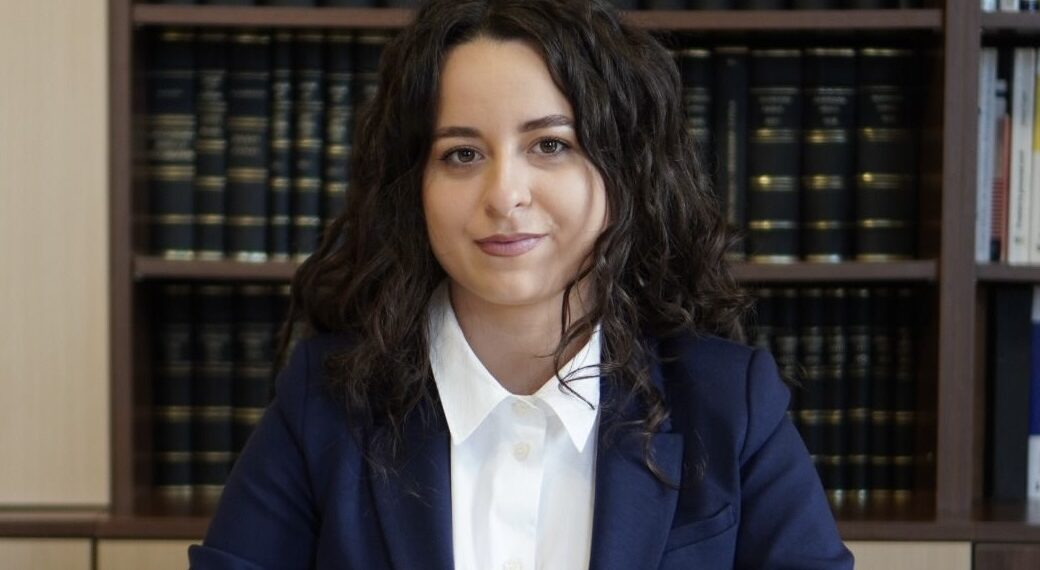 INTERVIU cu av. JASMINA MUCHA: cum arată începutul unei cariere în avocatură pentru o absolventă Șefă de promoție