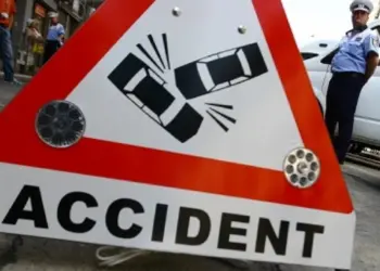 Impact violent între o mașină și un autocar între Tinăud și Groși: două persoane au ajuns la spital
