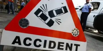 Impact violent între o mașină și un autocar între Tinăud și Groși: două persoane au ajuns la spital