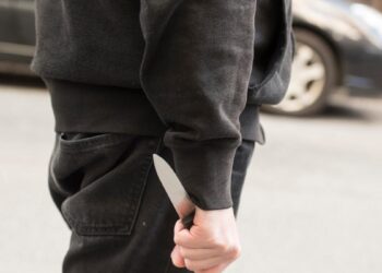 Conflict spontan între vecini, transformat într-un atac cu trei lovituri de cuțit: inculpatul rămâne în arest preventiv