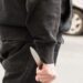 Conflict spontan între vecini, transformat într-un atac cu trei lovituri de cuțit: inculpatul rămâne în arest preventiv