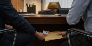 DNA. Ofițer de poliție din Olt, acuzat că a cerut 6.000 de euro pentru a „aranja” un dosar penal