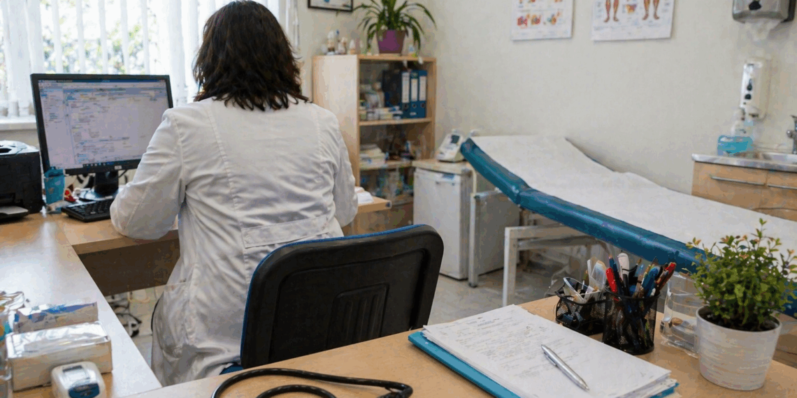 Percheziții în Bihor într-un dosar de fraudă în sănătate! Două doctorițe, suspectate de consultații fictive