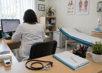 Percheziții în Bihor într-un dosar de fraudă în sănătate! Două doctorițe, suspectate de consultații fictive
