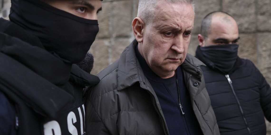 Șpagă, atestate și bani ascunși în cutii de pantofi: judecătorii mențin arestul în cazul șefului ARR