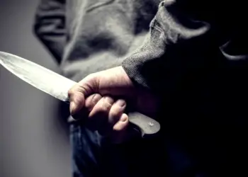 Tânărul din Oradea acuzat că și-a înjunghiat mama rămâne în arest