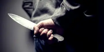 Tânărul din Oradea acuzat că și-a înjunghiat mama rămâne în arest