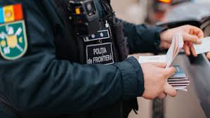 Polițistul de frontieră acuzat că le cerea mită șoferilor străini și îi ducea la bancomat rămâne în arest