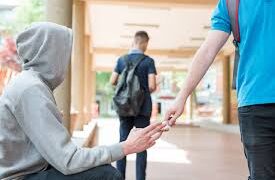 Elev prins cu droguri la școală și acuzat că le-a oferit altor colegi: judecătorii au dispus internarea într-un centru educativ