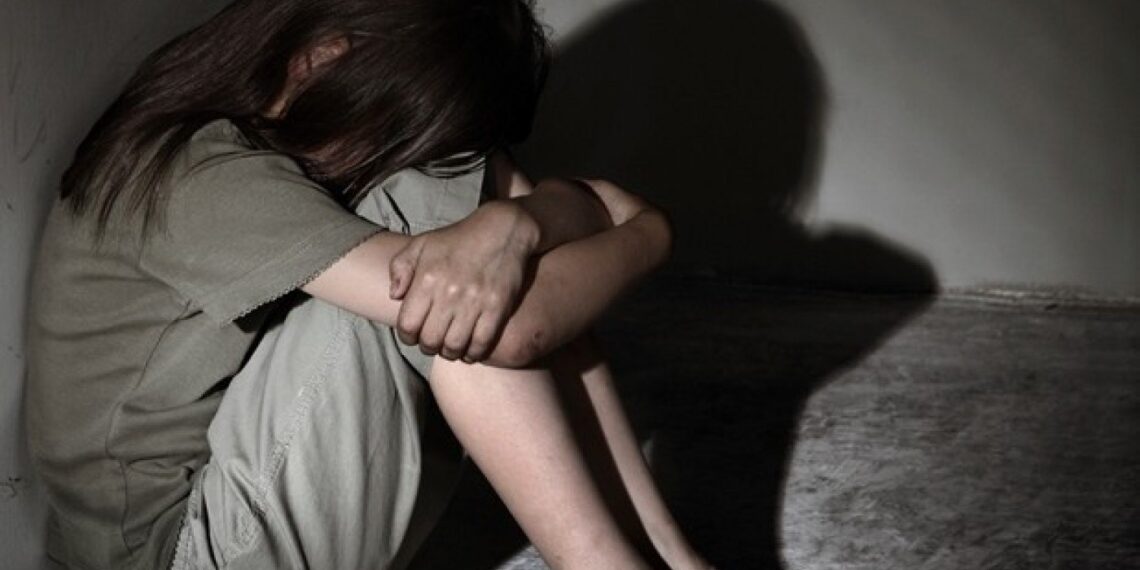 Tatăl acuzat că și-a abuzat de trei ori fiica, o minoră cu dizabilități de auz și vorbire, rămâne după gratii