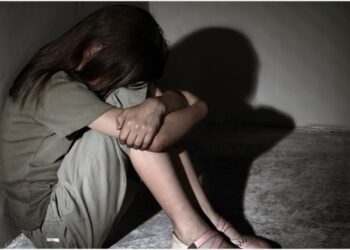 Tatăl acuzat că și-a abuzat de trei ori fiica, o minoră cu dizabilități de auz și vorbire, rămâne după gratii