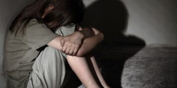 Tatăl acuzat că și-a abuzat de trei ori fiica, o minoră cu dizabilități de auz și vorbire, rămâne după gratii