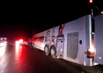 Impact violent între o mașină și un autocar între Tinăud și Groși: două persoane au ajuns la spital