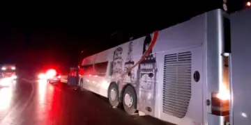 Impact violent între o mașină și un autocar între Tinăud și Groși: două persoane au ajuns la spital