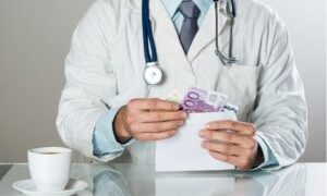 Plicuri, euro, ouă și „mulțumiri” primite după internări și tratamente: o doctoriță condamnată de Tribunalul Bihor