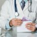 Plicuri, euro, ouă și „mulțumiri” primite după internări și tratamente: o doctoriță condamnată de Tribunalul Bihor