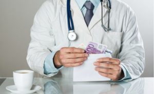 Plicuri, euro, ouă și „mulțumiri” primite după internări și tratamente: o doctoriță condamnată de Tribunalul Bihor