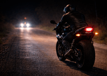 Motociclist prins în trafic, în Bihor, cu număr fals. Polițiștii au descoperit mai multe nereguli în urma controlului