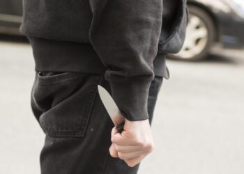 Și-a urmărit concubina pe drum, a ajuns-o din urmă și a înjunghiat-o: verdict definitiv în dosarul de tentativă de omor