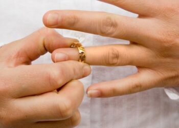 Modificări în Codul civil: păstrarea numelui după divorț nu mai este condiționată de acordul fostului soț