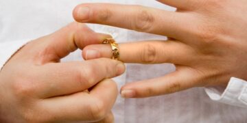 Modificări în Codul civil: păstrarea numelui după divorț nu mai este condiționată de acordul fostului soț