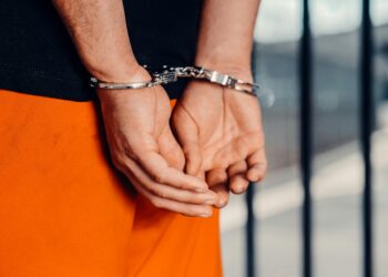 Mandate puse în aplicare în Bihor: trei bărbați din Oradea, încarcerați