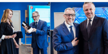 Prof. univ. dr. av. Traian Briciu, primind premiul de la decanul Baroului Ilfov, av. Rodica Cherciu; alături de av. Alin Moruțan, decanul Baroului Bistrița-Năsăud. Sursa foto: Facebook Alin Moruțan