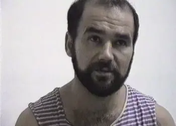 A ucis cu sălbăticie patru oameni, a lăsat în urmă o listă cu 17 viitoare victime și a cerut înlocuirea detențiunii pe viață, dar cererea i-a fost respinsă